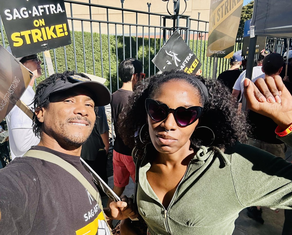 EricBAnthony's tweet photo. Day 111 on 11/1 at Disney…we still outside!
#SAGAFTRAStrike #WGAStrike #UnionStrong #SAGAFTRAStrong #Power2Performers #UnitedWeStand #NotMyImage #FairDeal #WeOutside #WeFight #WeWin #Power #EricBAnthony #LOVE https://t.co/DWrsfdQtOo