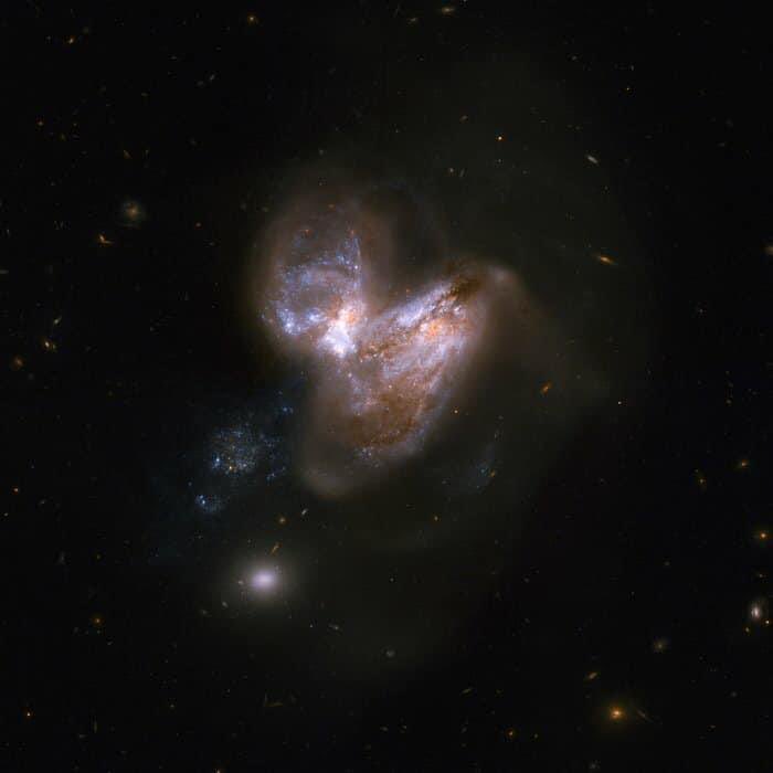 Cron_Silenzio's tweet photo. Il sistema #Arp299 consiste in una coppia di galassie, denominate #IC694 e #NGC3690, che hanno fatto un passaggio ravvicinato circa 700 milioni di anni fa. Come risultato di questa interazione, il sistema subì una violenta esplosione di formazione stellare. https://t.co/XnkMgGYDr3
