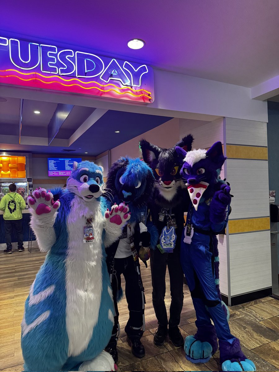 HarleySparklez's tweet photo. Meeting so many wonderful fursuiters at BLFC! (Part 1) https://t.co/pFwoE8Y91T