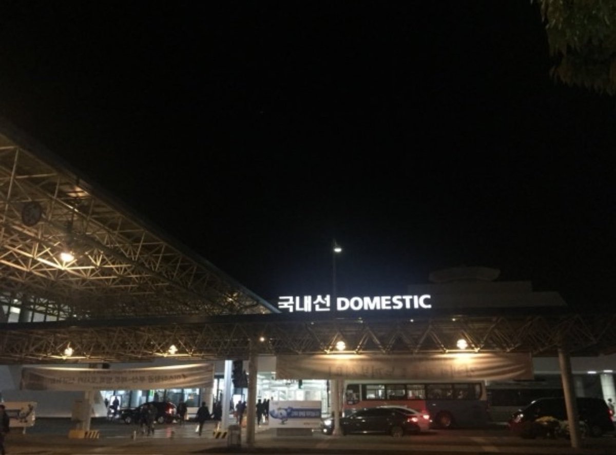 harujs0914's tweet photo. 8년 전 추억이라고 네이버 박스에 사진이 떠서 봐버린 ㅋㅋㅋㅋㅋㅋㅋㅋㅋ
이게 마지막 팬싸인가?? 😭
밤비랑 비행기 타고 날아갔던 부산 🧡
@me_in_J https://t.co/jFUSXrmPYI