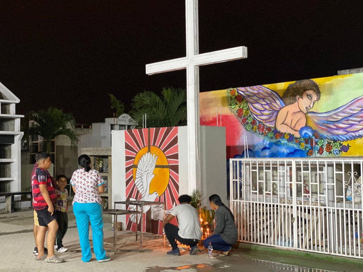 Larry_vite's tweet photo. CEMENTERIO 🕊️
#LAiluminación
DÍA DE LOS DIFUNTOS

Familia grande, así de increíble luce el cementerio general de nuestro cantón, luego del arduo trabajo de iluminación que realizamos con mucho cariño para todos ustedes; pr que cuando visiten a sus seres queridos en horas de la https://t.co/GrrbUqu8nc