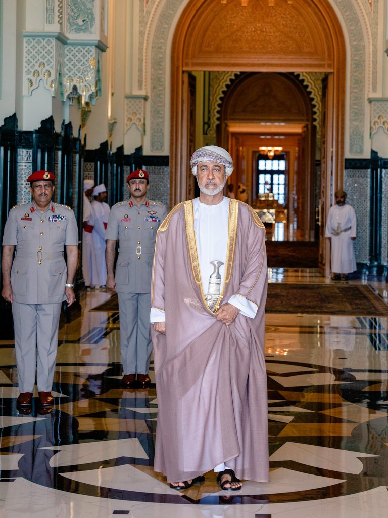saud_S_Almawali's tweet photo. يُشرفني أن أرفع إلى مقام مولاي صاحب الجلالة السلطان هيثم بن طارق المعظم -أيده الله- أسمى آيات الشكر والامتنان، على الثقة السامية الكريمة التي أولاني إياها بتعييني عضواً في اللجنة العُمانية لحقوق الإنسان، مُعاهداً الله أن أضع عُمان نصب عيني، وأحمل هذا التكليف على عاتقي، وأن لا ادخر وسعاً ولا ألو جهداً لأداء هذه الأمانة؛ خدمةً لوطني العزيز، وطاعةً وولاءً لسلطاني المُفدى.