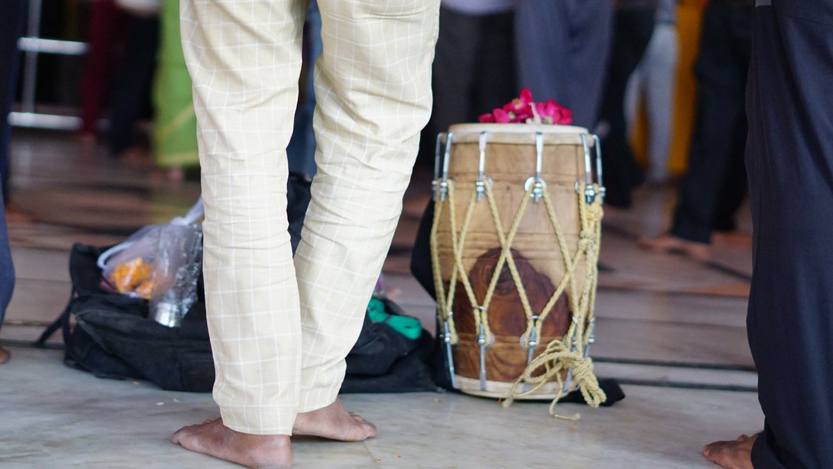 abhishek3939's tweet photo. भक्ति संगीत ईश्वर तक पहुंचने का एक महत्वपूर्ण माध्यम है . श्रीगोविंद देव जी के दरबार में भक्तों की श्रद्धा देखते ही बनती है. ... 🙏🥰🌿🌱
#मन्दिर_श्रीगोविंददेवजी_महाराज . #mydailyclick #temple #jaipur #pinkcity #gulabinagari https://t.co/5xRf03dmru