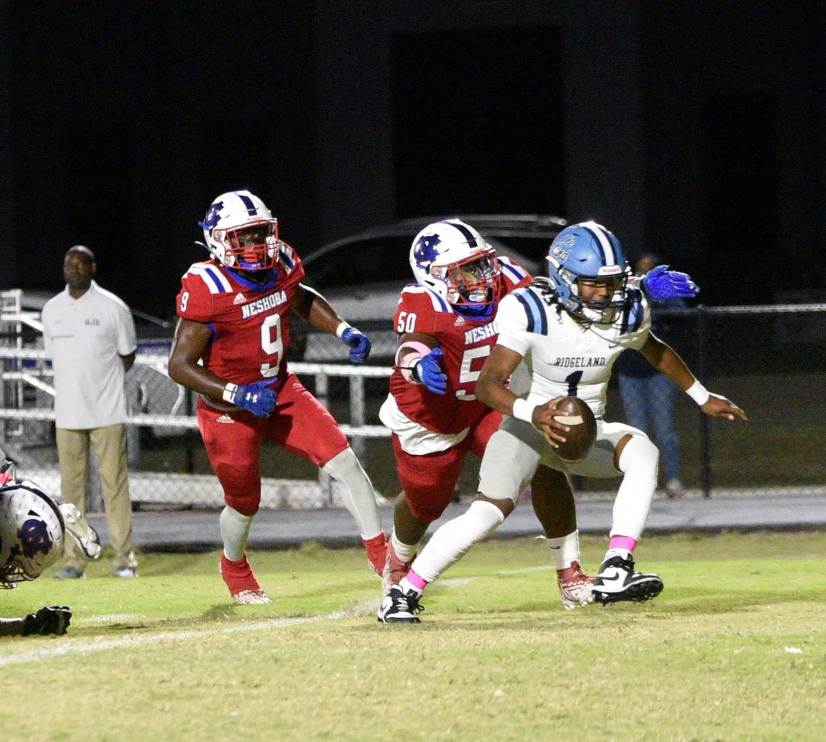 Ahmarionnolimit's tweet photo. no matter where you put me at on the field i bet you i out work the guy thatโs beside meโฆ.. i live by one phrase โ HEART OVER HEIGHT โ a DAWG will do whatever you tell him to do but 100x better because he wants it more #Undersized #heart #DAWGMentality https://t.co/CWHA47T5qs
