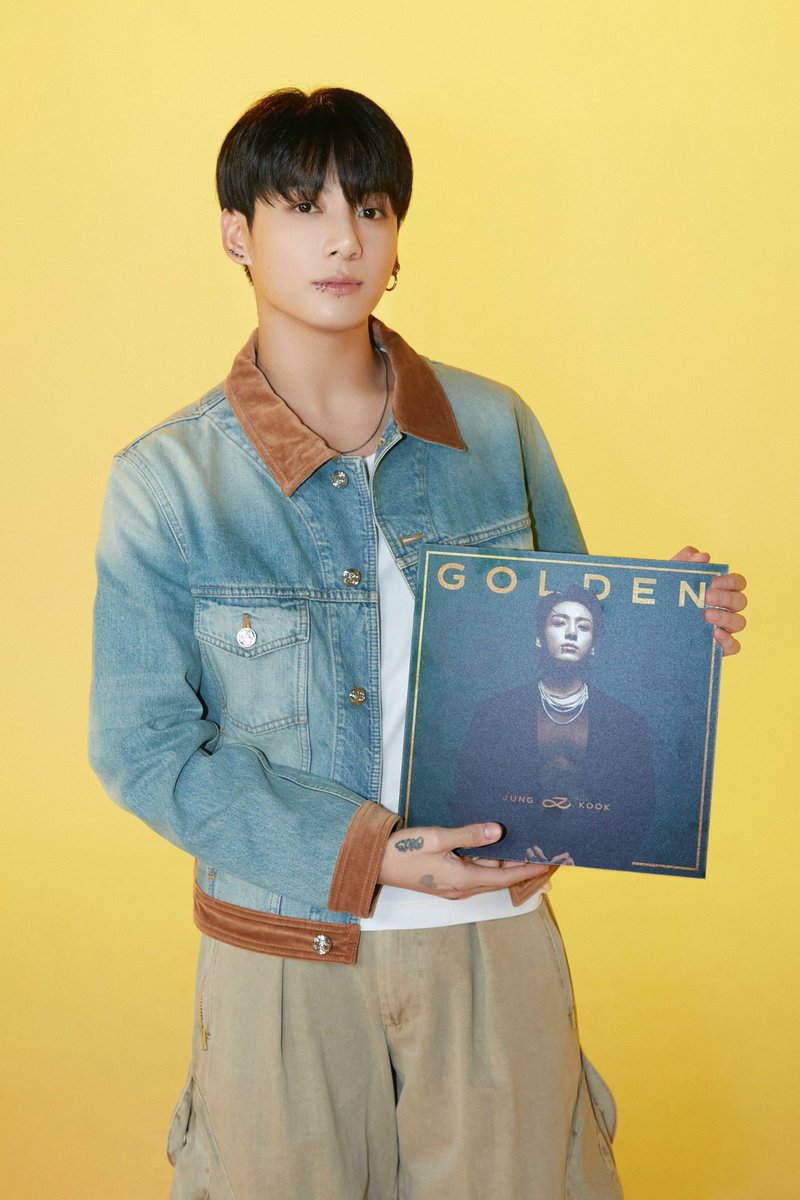 OMG JUNGKOOK WITH GOLDEN 🌟