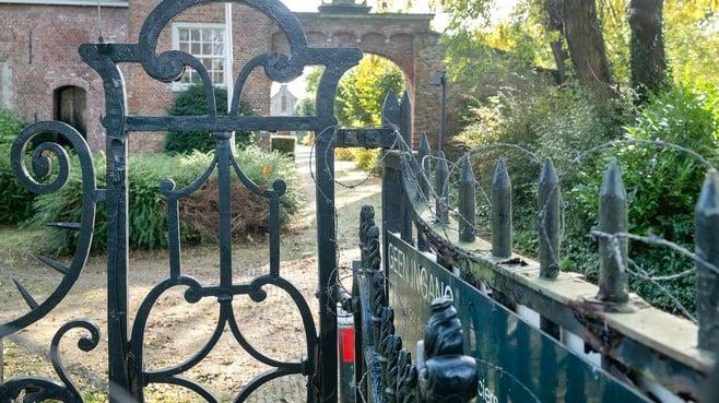 hdhaarlem's tweet photo. Historisch toegangshek keert na halve eeuw terug op originele plaats bij Huis te Manpad in Heemstede #haarlemsdagblad https://t.co/VcNeom6tY3 https://t.co/vz9vW7HWvo