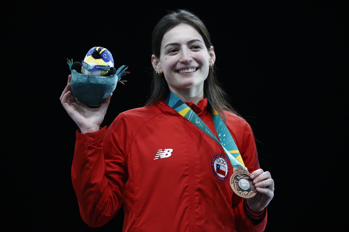 GobiernodeChile's tweet photo. ¡Cerramos la jornada con 3️⃣ nuevas medallas para Chile! 🇨🇱

🥇  ¡ORO CHILENO! En los pies de Martina Weil, que ganó en los 400 metros planos 🏃‍♀️

🥉 Bronce de Analía Fernández, en esgrima 🤺 

🥉Bronce de Martín Kouyoumdjian, en los 400 metros planos 🏃

Un aplauso para los atletas chilenos que lo han dado todo 👏🏼

📸: Santiago 2023 vía Photosport
📸: @TeamChile_COCH