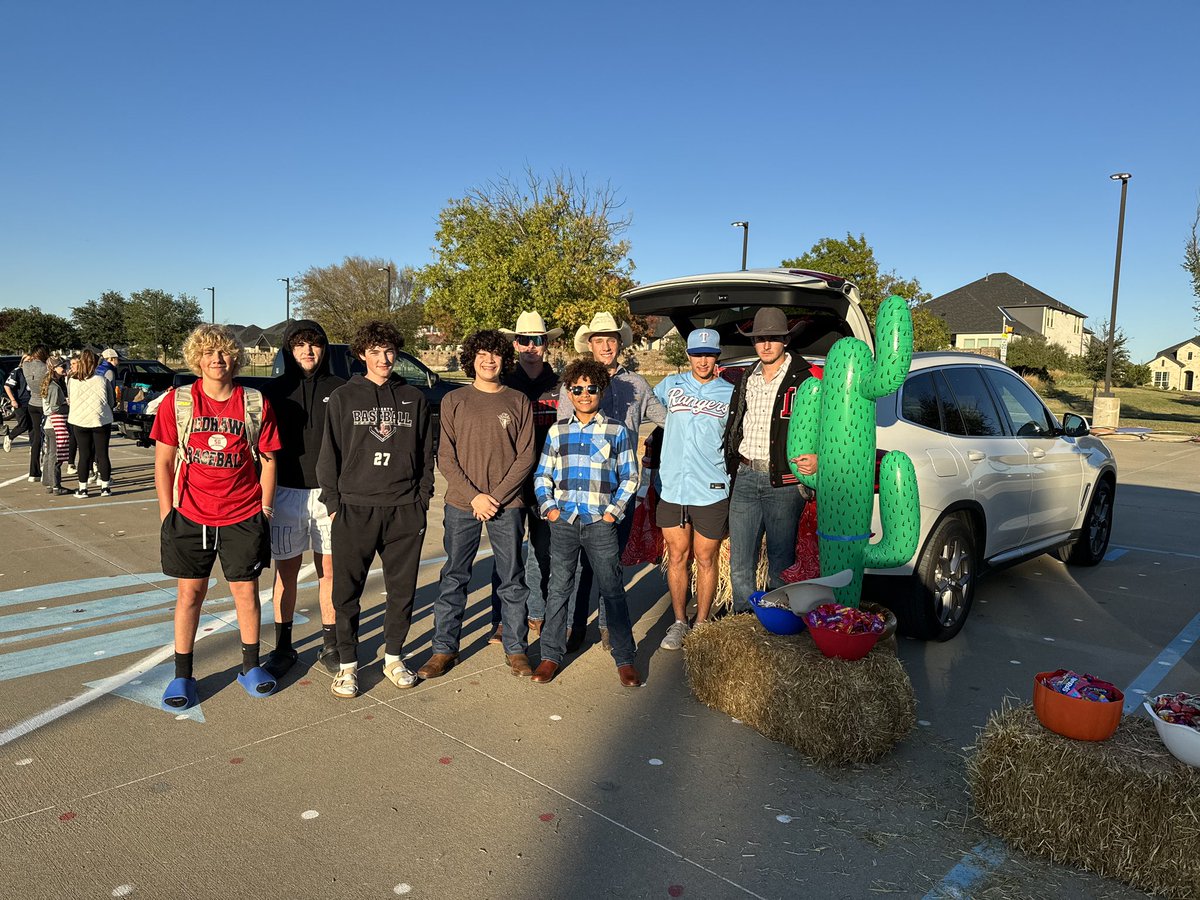 LHS_RedhawkBSBL's tweet photo. Love our guys getting the chance to bond with our community for our trunk’r’treat! Thank you @RedhawkBand for putting this on every year! #redhawkcommunity #risingredhawks https://t.co/q7fJyUFytk