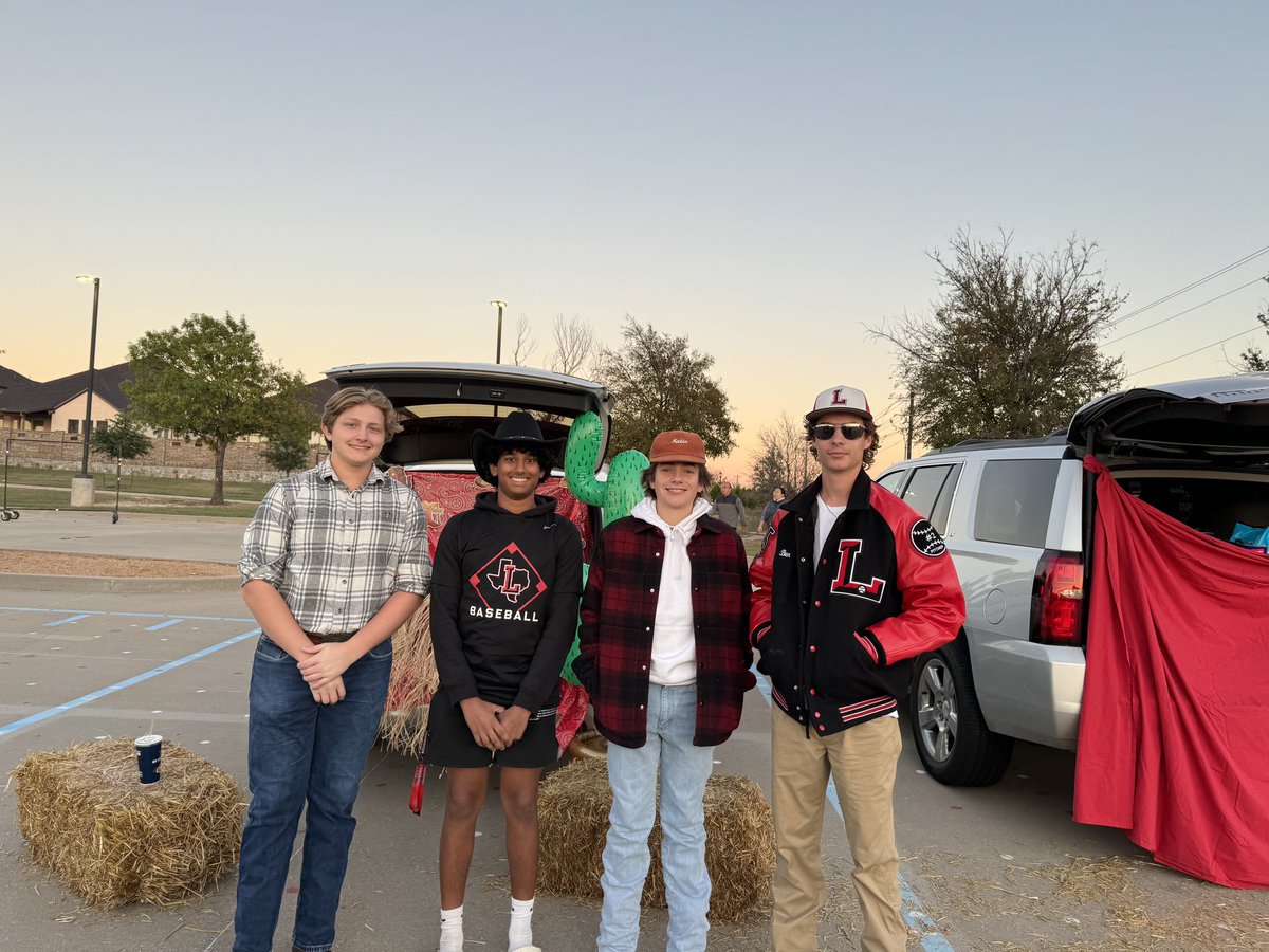 LHS_RedhawkBSBL's tweet photo. Love our guys getting the chance to bond with our community for our trunk’r’treat! Thank you @RedhawkBand for putting this on every year! #redhawkcommunity #risingredhawks https://t.co/q7fJyUFytk