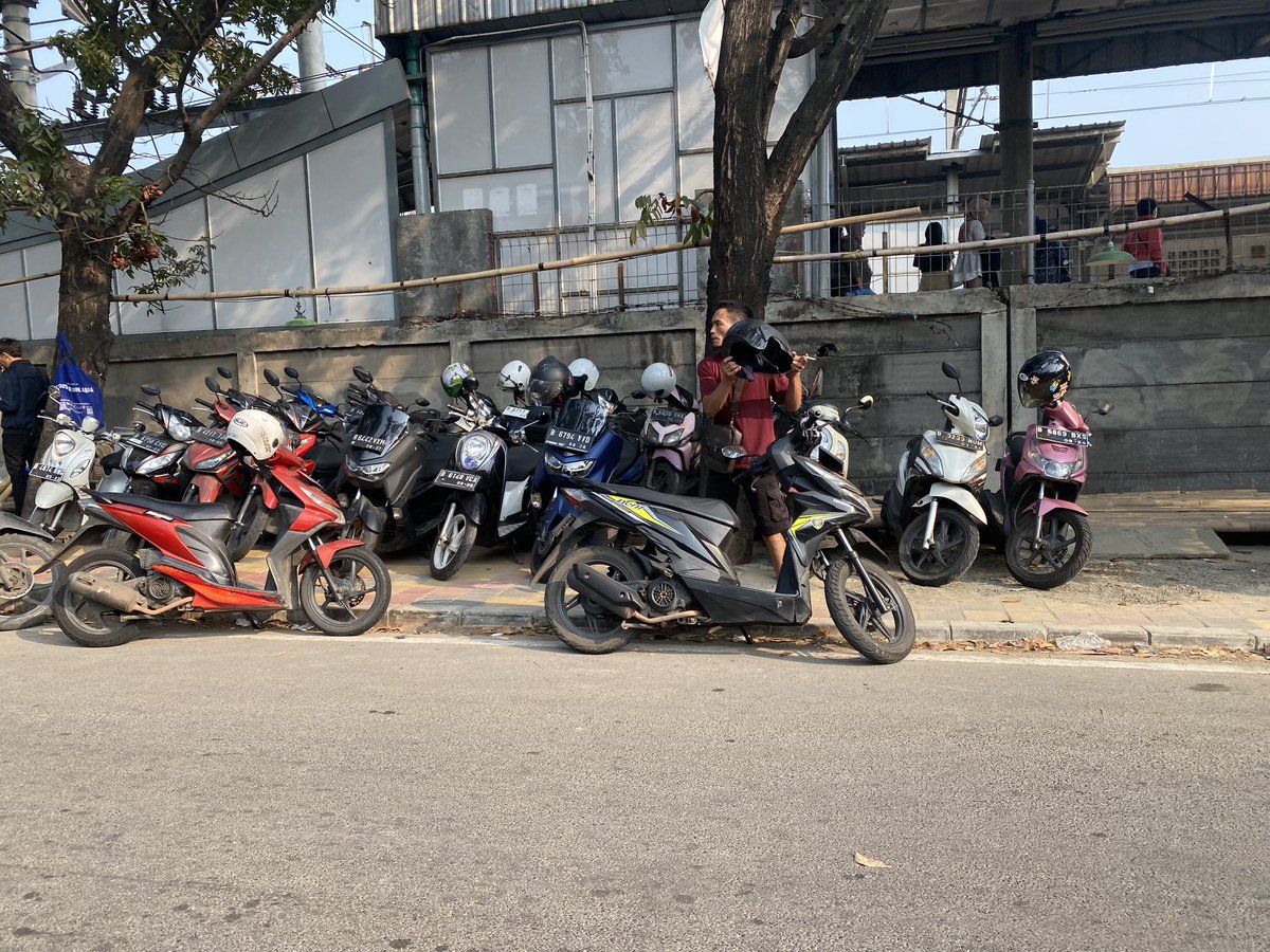 Dear <a href="/AriefWismansyah/">Arief R. Wismansyah</a> Walikota Tangerang. Berapa milyar Anda membangun trotoar di depan stasiun Batu Ceper ini, hanya untuk parkir liar yang dikuasai preman. Untuk perhatian anda, saya bukan sekali ini melapor betapa anda tidak peduli dengan warga anda yang kebingungan mencari