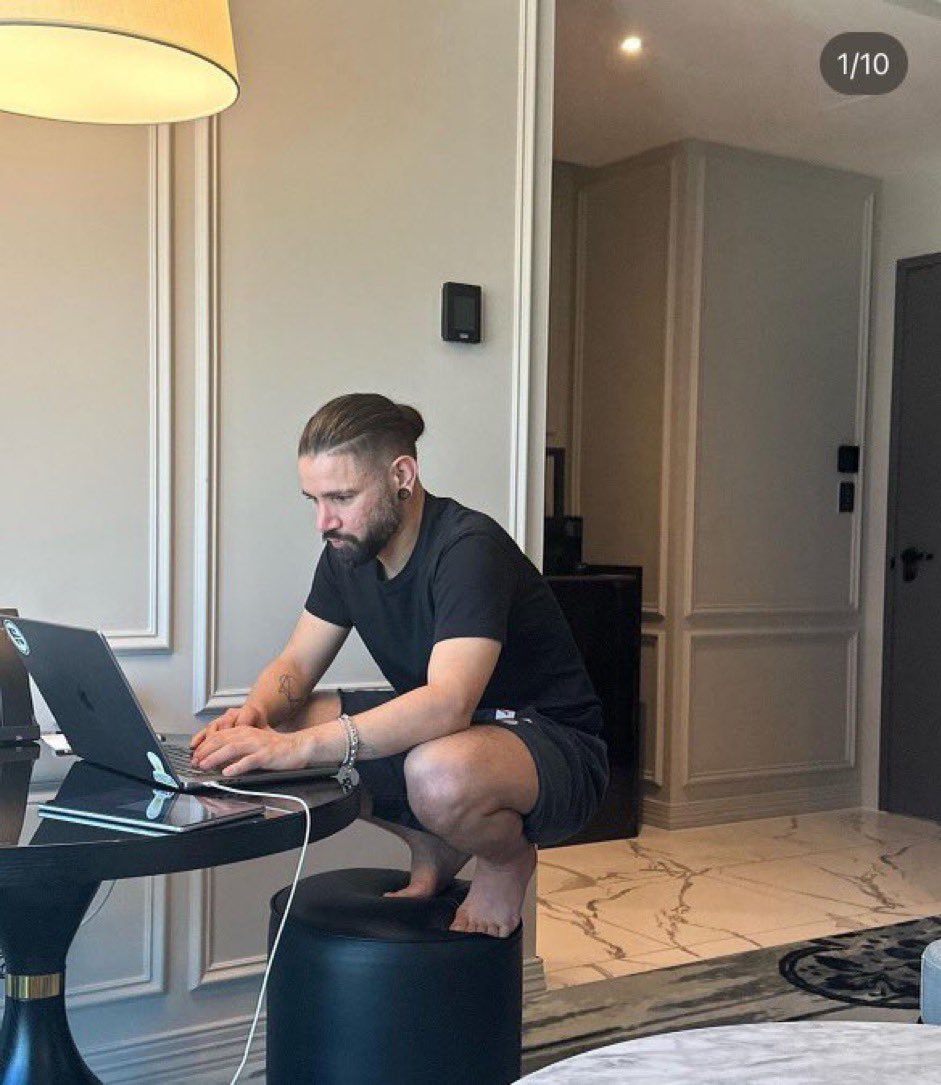 RAVENSCOON's tweet photo. spot the difference https://t.co/VAP6IQvINV