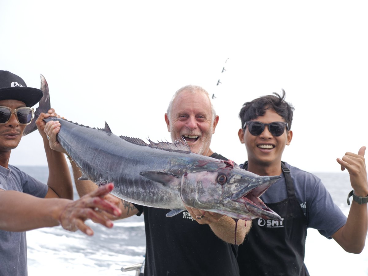 Spike hooking up a nice spanish mackerel on our last trip to the Mentawai Islands youtube.com/watch?v=BxEM0h…