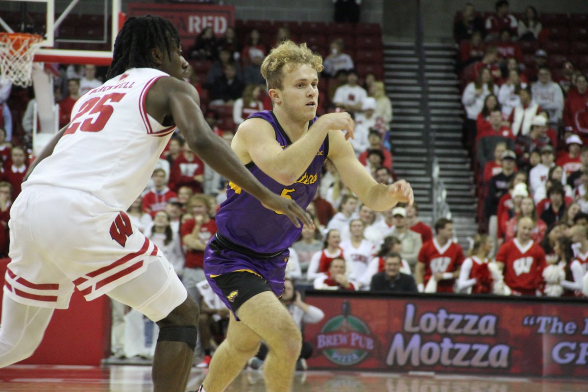 UWSPAthletics's tweet image. 📸 Few @Pointersmbb pics from the first half in Madison! #Pointers