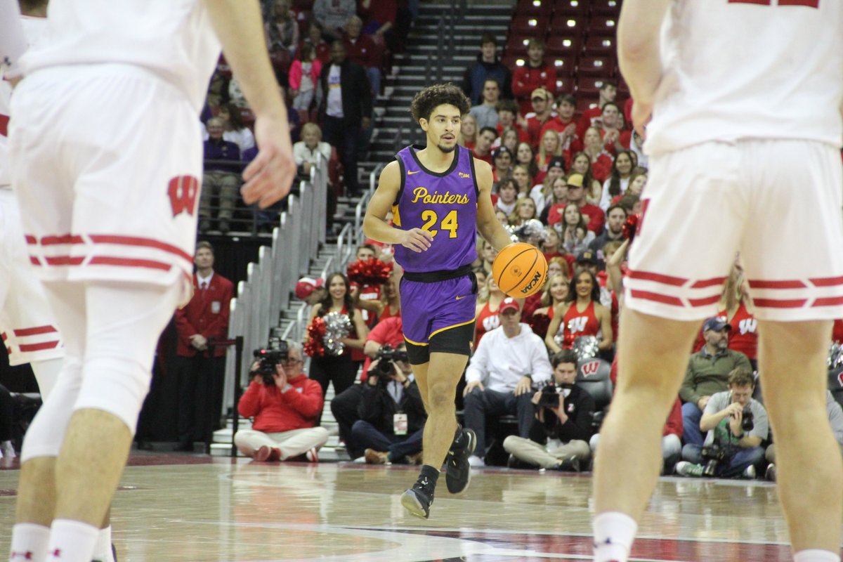 UWSPAthletics's tweet image. 📸 Few @Pointersmbb pics from the first half in Madison! #Pointers