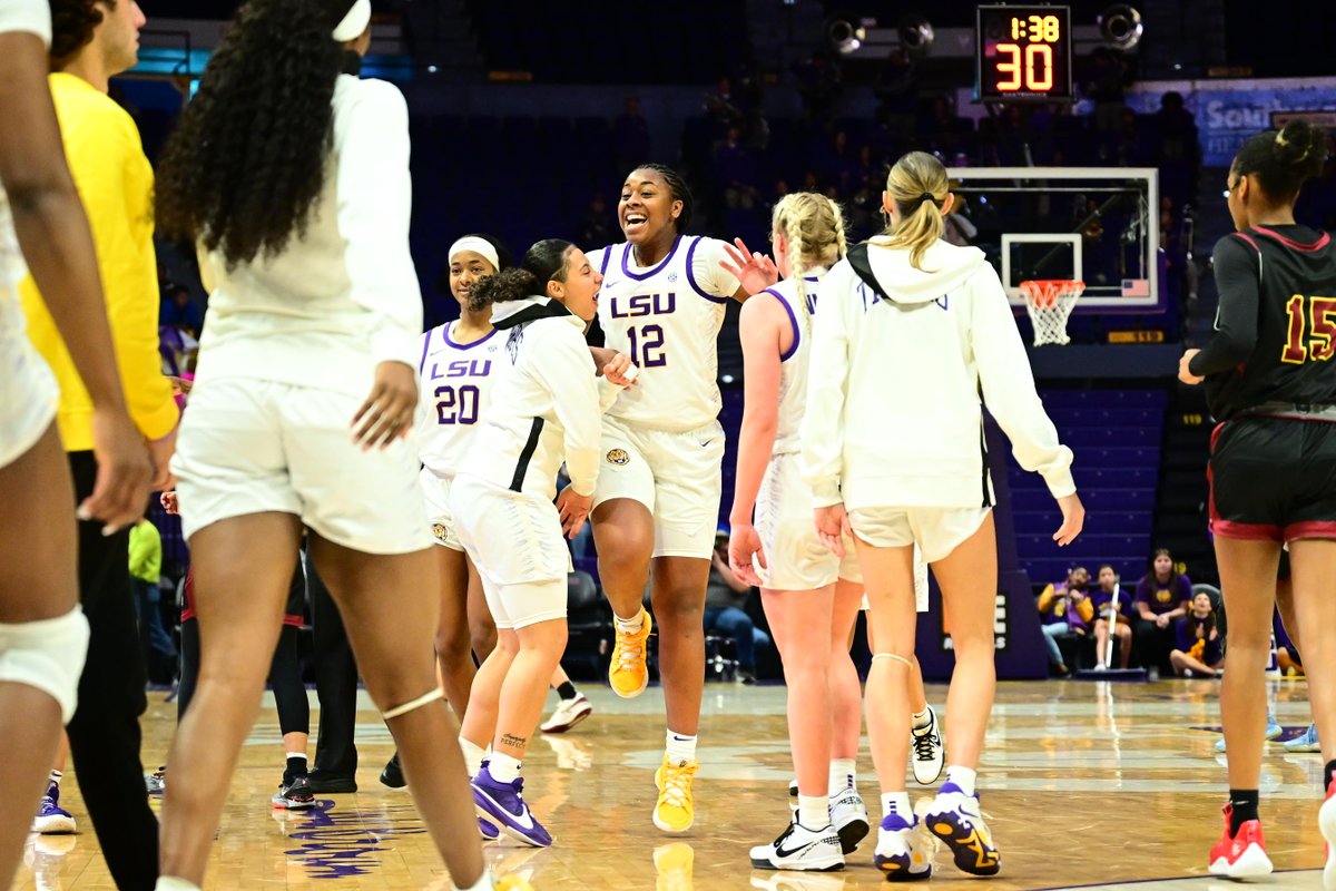 She’s. A. Freshman. 😳 😳 😳

20 pts. (8-10 FG, 4-6 3FG) in 18 minutes