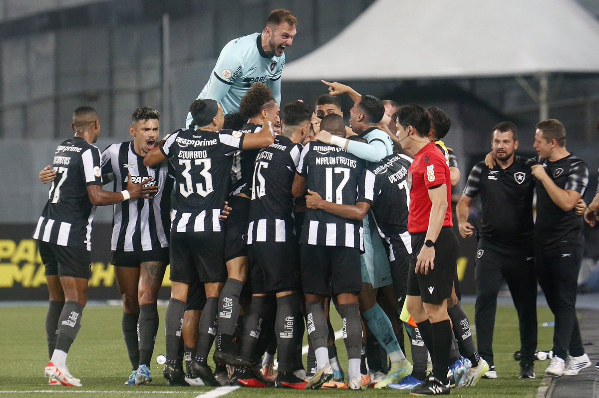 fdmcoficial's tweet photo. FIM DE UM 1º TEMPO ESPETACULAR! 🔥

O Botafogo vai vencendo o Palmeiras por 3x0 no Nilton Santos! Eduardo, Tchê Tchê e Júnior Santos marcaram os gols até agora.

VAMOS POR MAISSSSS 🔥🔥🔥

Botafogo 3x0 Palmeiras https://t.co/i7xW93p7m6