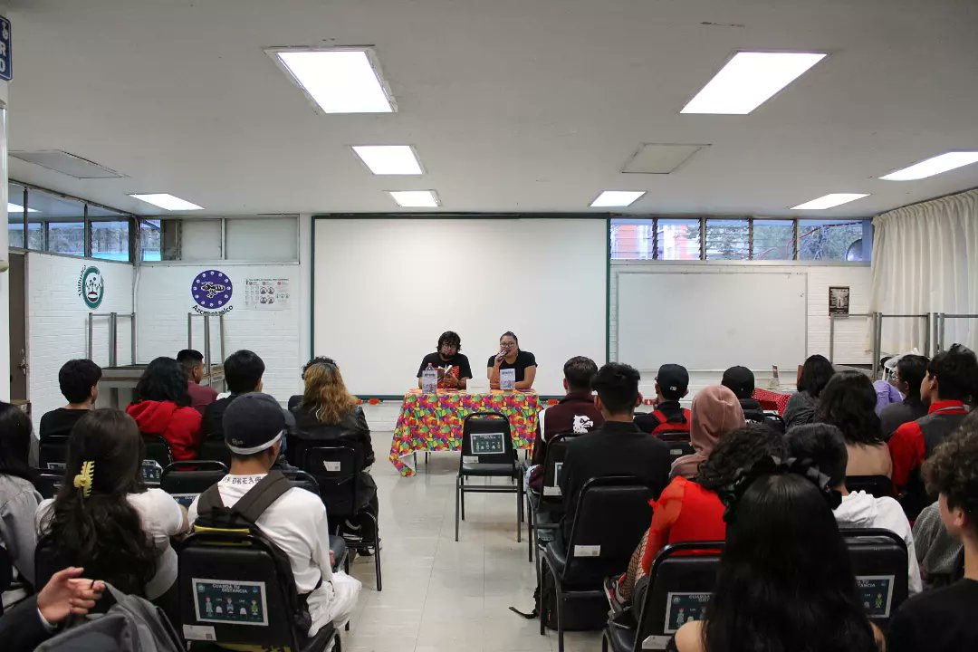 DiegoFT17's tweet image. El escritor mexicano Everardo Martínez Paco "Perro Rabioso" (@Perrabia) y la promotora de lectura Leslie Rondero Ramírez (@lesfrancia) presentaron el libro "Ofrenda" en el Colegio de Bachilleres 18 "Tlilhuaca-Azcapotzalco" 🖋📖✨💀🏵🕯💜🧡🖤 #EdicionesAmatlioque #RevistaLetramía