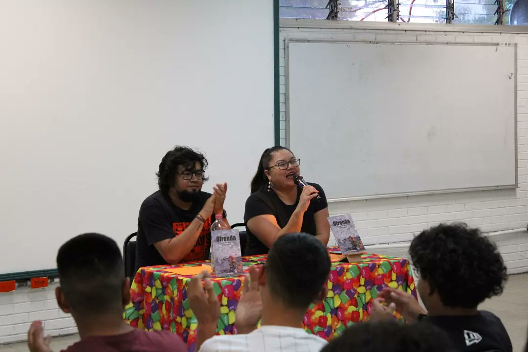 DiegoFT17's tweet image. El escritor mexicano Everardo Martínez Paco "Perro Rabioso" (@Perrabia) y la promotora de lectura Leslie Rondero Ramírez (@lesfrancia) presentaron el libro "Ofrenda" en el Colegio de Bachilleres 18 "Tlilhuaca-Azcapotzalco" 🖋📖✨💀🏵🕯💜🧡🖤 #EdicionesAmatlioque #RevistaLetramía