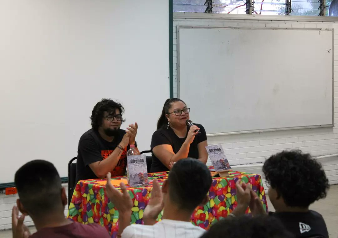 DiegoFT17's tweet image. El escritor mexicano Everardo Martínez Paco "Perro Rabioso" (@Perrabia) y la promotora de lectura Leslie Rondero Ramírez (@lesfrancia) presentaron el libro "Ofrenda" en el Colegio de Bachilleres 18 "Tlilhuaca-Azcapotzalco" 🖋📖✨💀🏵🕯💜🧡🖤 #EdicionesAmatlioque #RevistaLetramía