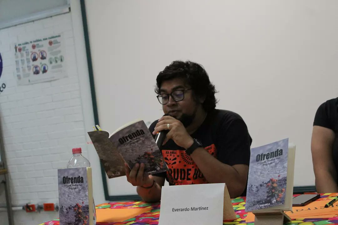 DiegoFT17's tweet image. El escritor mexicano Everardo Martínez Paco "Perro Rabioso" (@Perrabia) y la promotora de lectura Leslie Rondero Ramírez (@lesfrancia) presentaron el libro "Ofrenda" en el Colegio de Bachilleres 18 "Tlilhuaca-Azcapotzalco" 🖋📖✨💀🏵🕯💜🧡🖤 #EdicionesAmatlioque #RevistaLetramía