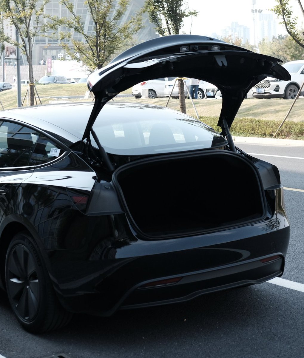 SawyerMerritt's tweet photo. New Model 3 pics shared by Tesla https://t.co/gLJ8AZgf8U
