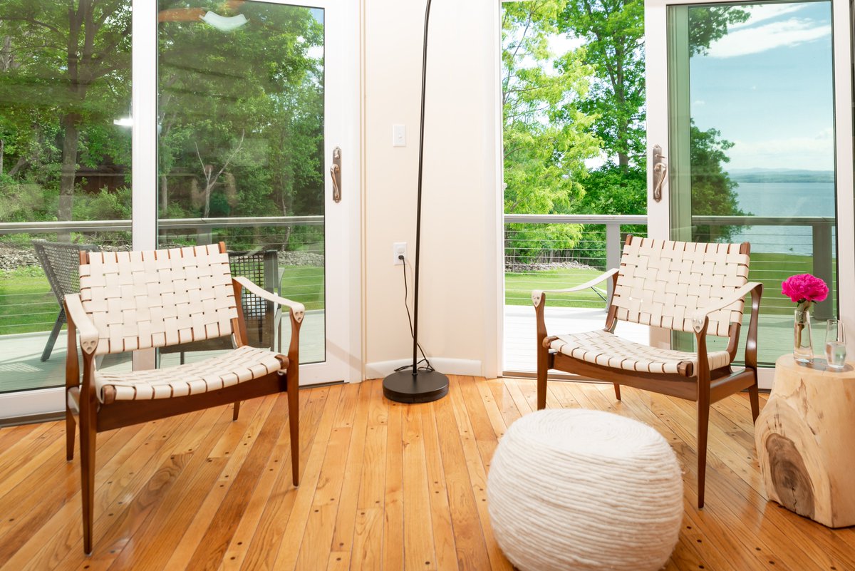 AdkOasis's tweet photo. Guest review: “Had a very pleasant family #vacation week here! Amazing #views right from the living room and deck, massive backyard straight down to Lake Champlain, super friendly and responsive hosts, and a comfortable and well-appointed house." (1) https://t.co/zU4JJdNpcU