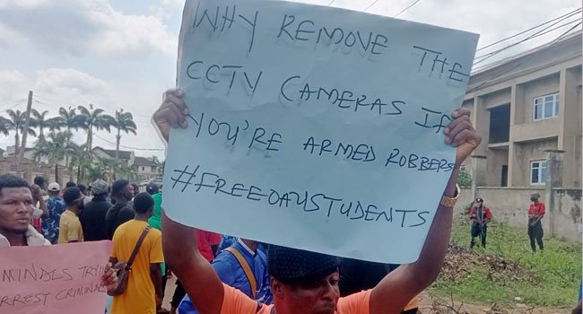 OAUtrends's tweet photo. EFCC arrests 58 OAU students suspected for Internet fraud. OAU students protest their colleagues' arrested by EFCC #OAUTwitter https://t.co/hp42uCpa7f