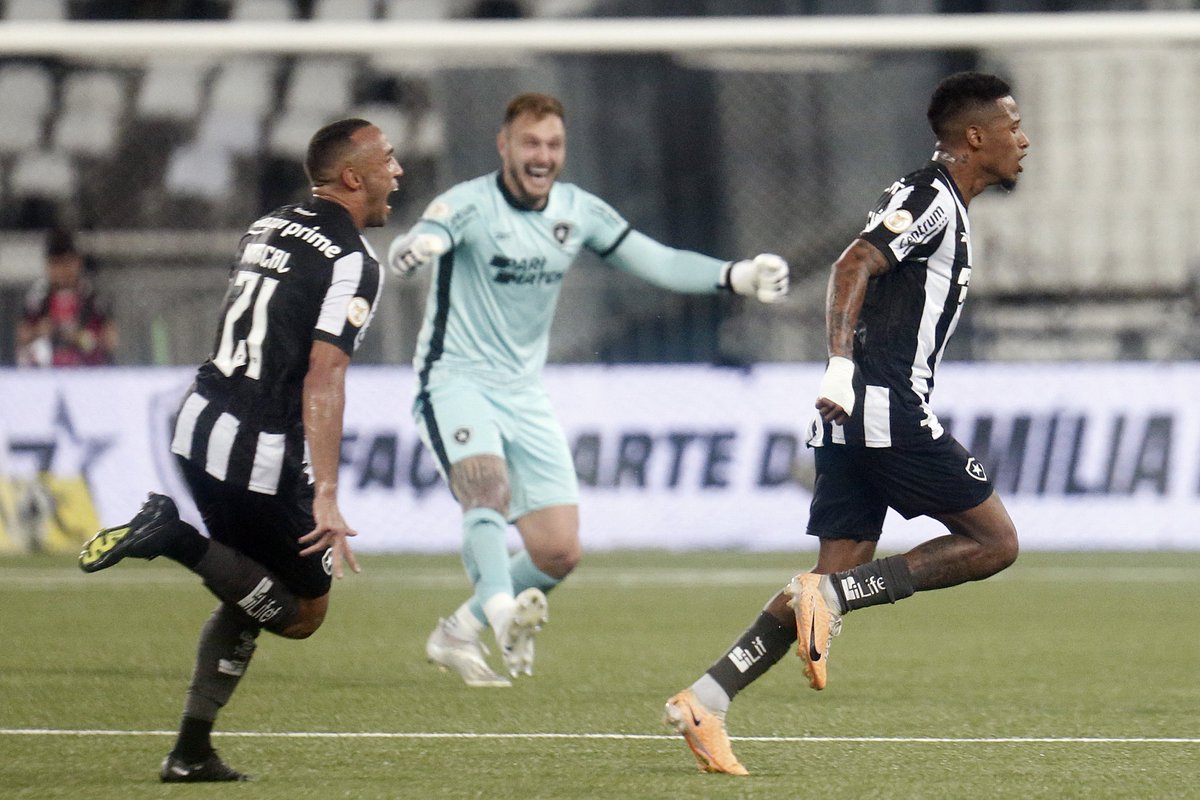 Fogostats's tweet photo. O futebol é sobre quatro dimensões: tática, técnica, psicológica e física.

Amigos e amigas, neste primeiro tempo vocês viram uma aula de todas elas.

Emblemático. Este Botafogo é diferente.

Fazem parecer fácil. https://t.co/EL0IsczSQN