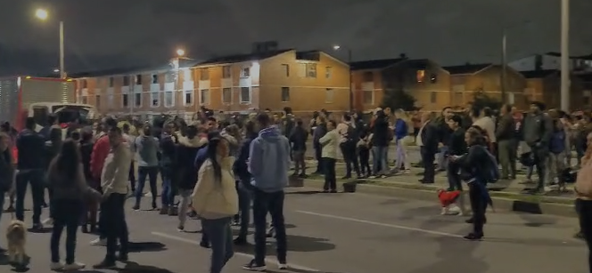 BogotaTransito's tweet photo. [08:25 p.m.] #AEstaHora se presenta manifestación en Av. Guayacanes con calle 8, generando afectación vial en ambos sentidos.

Autoridades realizan acompañamiento. https://t.co/rQDulcP5YL