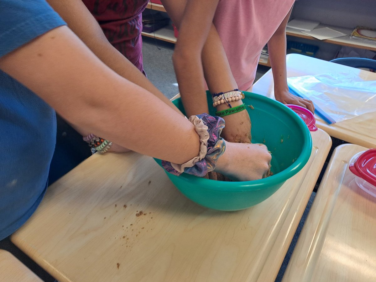 JuliaPunti's tweet photo. We had so much fun cooking traditional fall pastries "panalletes" and listening to our teacher parents sharing this traditional Spanish celebration #Castanyada #panallets #Untingourworld @ParticipateLrng @FDESPandas https://t.co/iWqNPrK7Aa