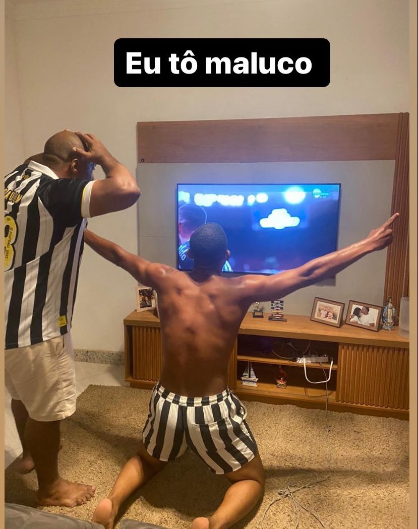 SantosFC's tweet photo. Será que o pai e o irmão do Joaquim ficaram felizes com o GOLAÇO do zagueiro? 😂 https://t.co/UQC3sfTw6W