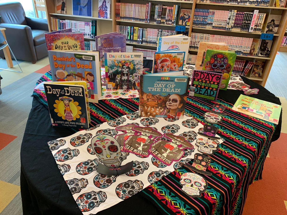 LinaBuenoLopez's tweet photo. #Orgullosamente🇲🇽 
Mi adorada hija #Jheny, Cristabel,su hermana, mi nieta la Dra. Lucia, Samantha y Claudia/ felicitaciones a uds.Por mantener vigente el lazo cultural con sus tradiciones mexicanas en #AlbertaCanadá/felicitaciones al #RotaryClubOfSlaveLake🇨🇦 #PublicLibrary https://t.co/AeeoxMmrb0
