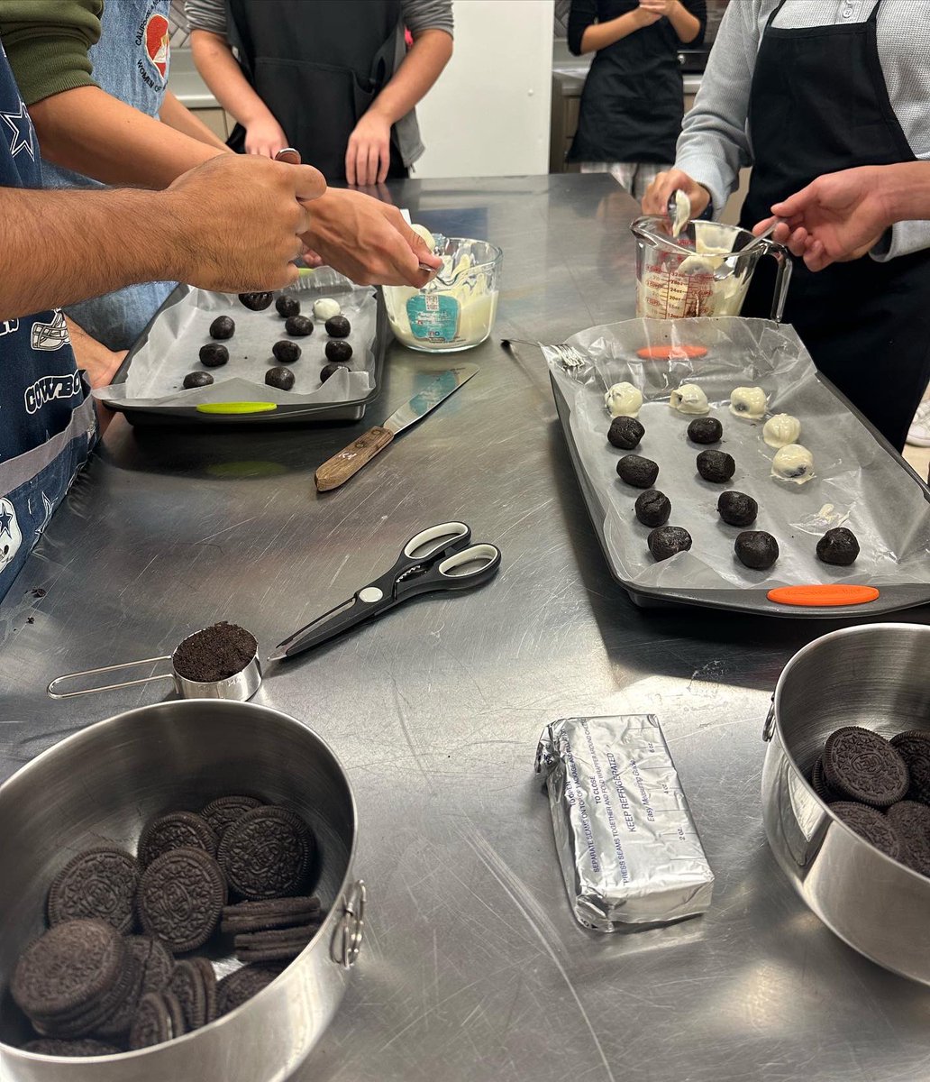 JCarterFCS's tweet photo. Intro to Culinary…first lab of the year! OREO TRUFFLES!!👩🏻🍳🧑🏻🍳 #cte #fcs #warrenwarriors #foodpics #everyonecancook
@warrenfcs @melg2005 https://t.co/rq2UkIFyDQ