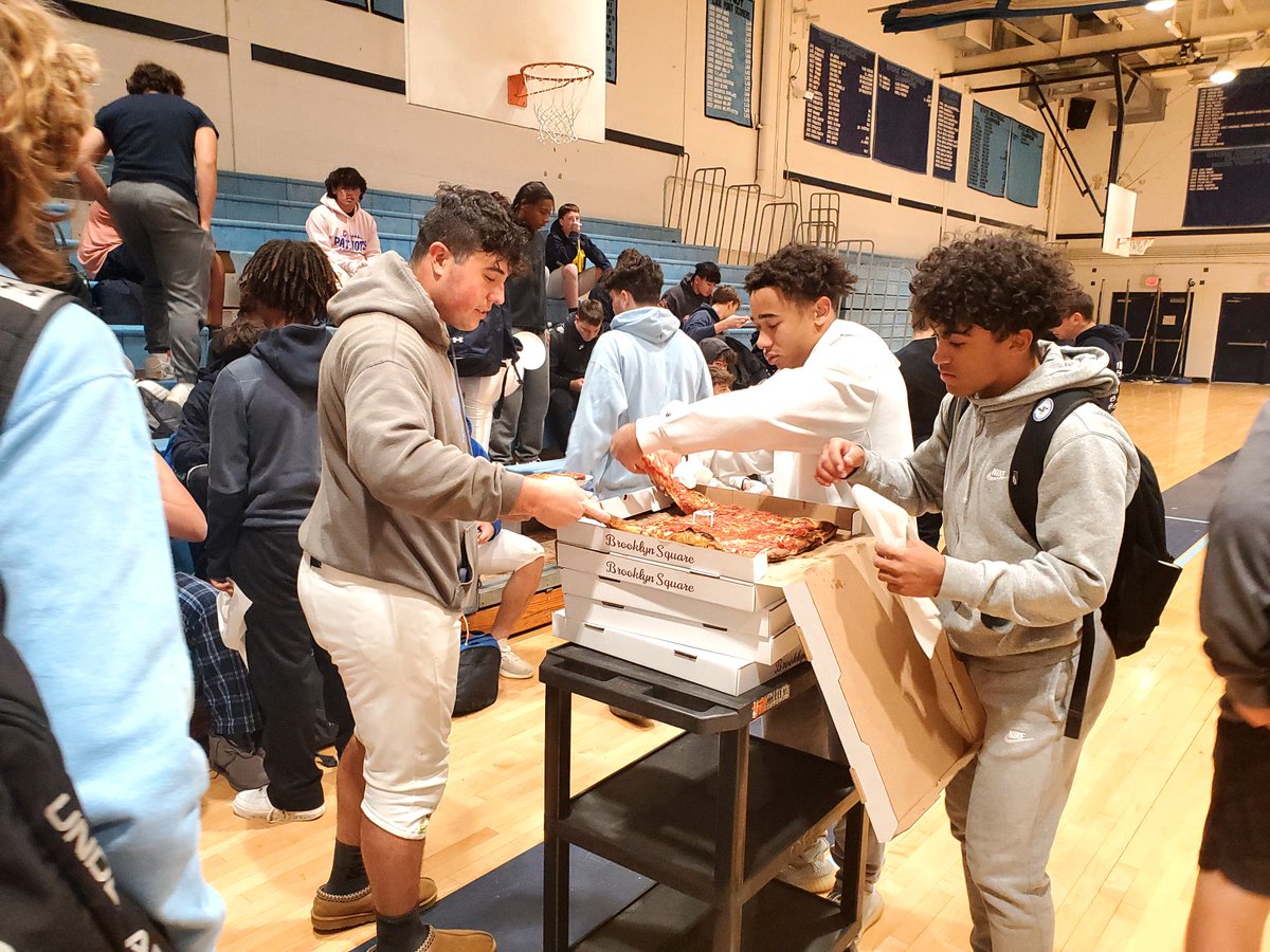 FTHSfootball's tweet photo. Thank you to The Shore Savages for selecting us as The Brooklyn Square Pizza Team of the Week for our 21-20 Playoff win over North Brunswick.  #1BEAT Who Do We Play For.......TOWNSHIP 🏈 https://t.co/CN0PLhJOv5