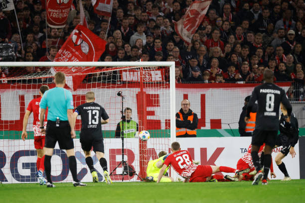 bundesliga_br2's tweet image. No Europa-Park Stadion, o Freiburg recebeu o Paderborn, os Blau und Schwarz venceram por 1-3, gols de Bilbija (2x) e outro de Muslija. Para o clube da Floresta Negra, o único gol foi marcado por Eggestein.

#SCFSCP
#DFBPokal