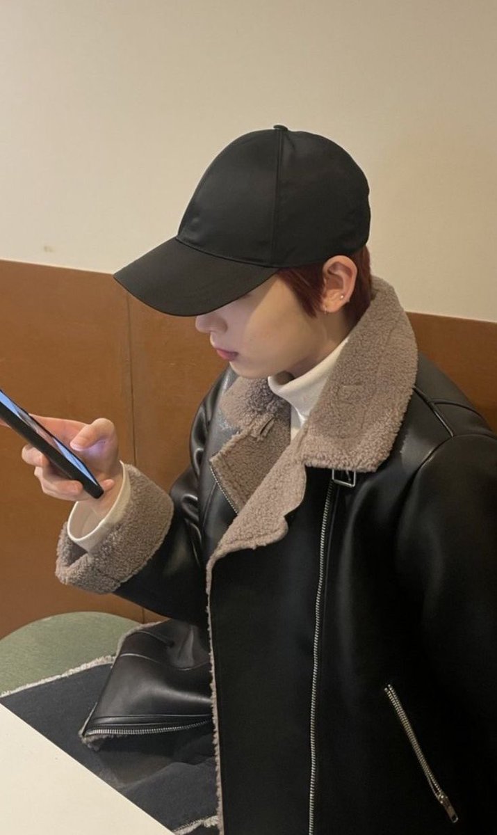 tá vendo esse homem maravilhoso, bonito, elegante, esbelto, belo, charmoso, gostoso, perfeito?? ele é meu noivo, eu vou casar com ele, eeeeeeeu sou dele