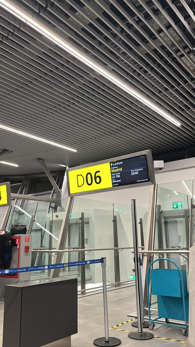 javieragrassi's tweet photo. Teníamos que salir a las 21.00 pm, con una conexión esperándonos en Madrid. Gracias latam por tener aviones defectuosos y avisar hasta el último minuto. @LATAMAirlines #latampenca https://t.co/9CwYXozlXb