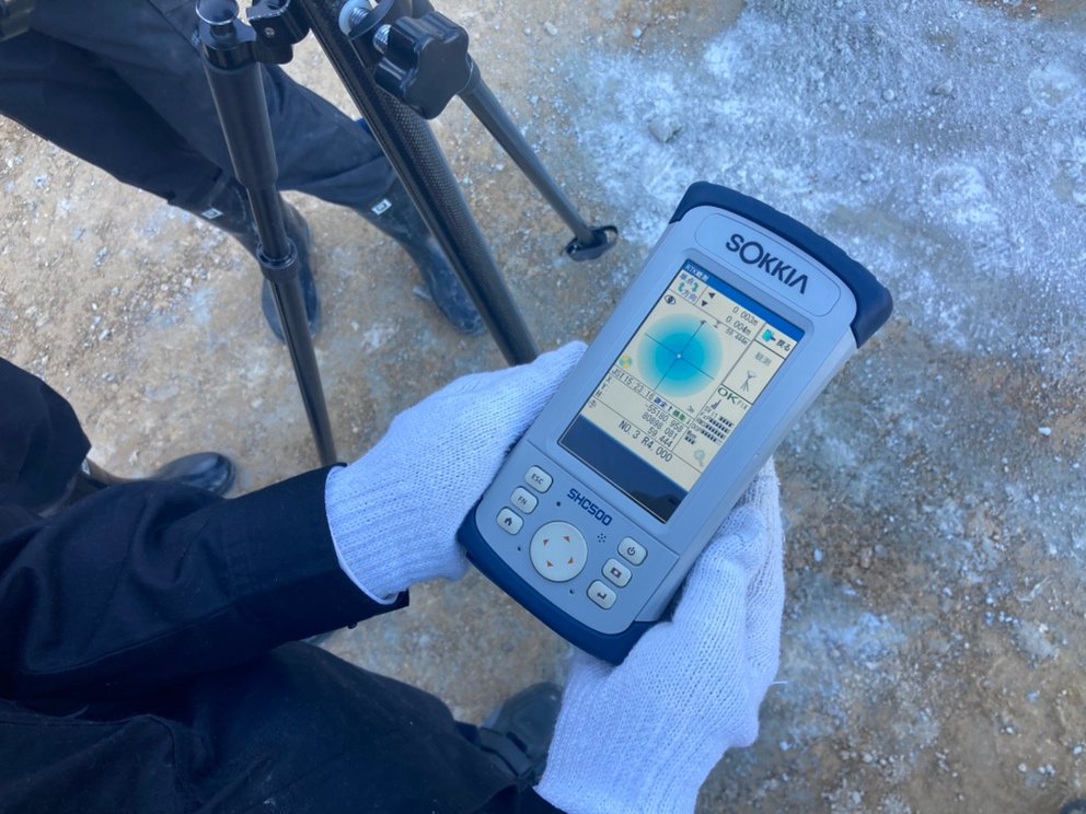 kanatsu_jyouhou's tweet image. 建設業協会青年部主催の職場体験企画  パート4
＃TRENDPOINT で拾った座標値から高圧線ルートを線形にし設計データを作成🧐
高圧線と離隔範囲をGNSSローバーで地面にどこでもポイント出しを体験
『習っている事が無駄でない事がわかったぁ』🤗
『それはよかった　ポイント出しもありがとう』🙏