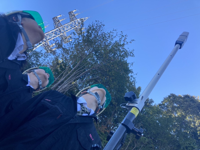 kanatsu_jyouhou's tweet image. 建設業協会青年部主催の職場体験企画  パート4
＃TRENDPOINT で拾った座標値から高圧線ルートを線形にし設計データを作成🧐
高圧線と離隔範囲をGNSSローバーで地面にどこでもポイント出しを体験
『習っている事が無駄でない事がわかったぁ』🤗
『それはよかった　ポイント出しもありがとう』🙏