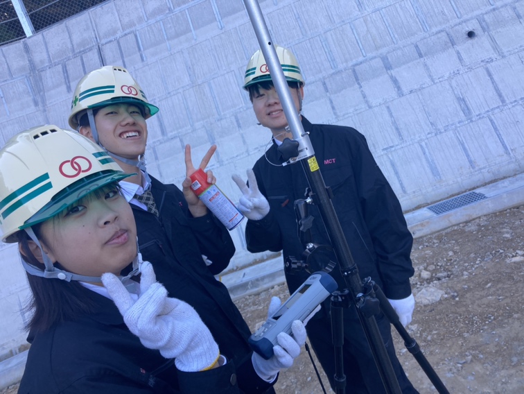 kanatsu_jyouhou's tweet image. 建設業協会青年部主催の職場体験企画  パート4
＃TRENDPOINT で拾った座標値から高圧線ルートを線形にし設計データを作成🧐
高圧線と離隔範囲をGNSSローバーで地面にどこでもポイント出しを体験
『習っている事が無駄でない事がわかったぁ』🤗
『それはよかった　ポイント出しもありがとう』🙏