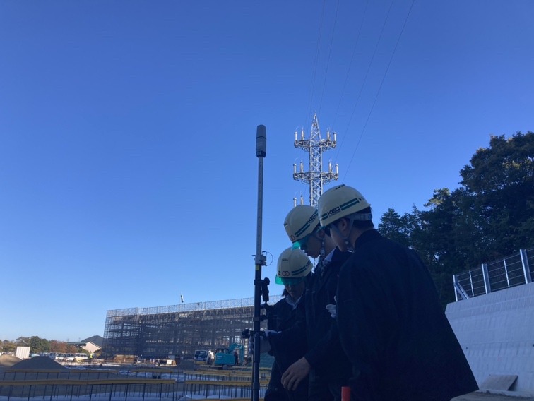 kanatsu_jyouhou's tweet image. 建設業協会青年部主催の職場体験企画  パート4
＃TRENDPOINT で拾った座標値から高圧線ルートを線形にし設計データを作成🧐
高圧線と離隔範囲をGNSSローバーで地面にどこでもポイント出しを体験
『習っている事が無駄でない事がわかったぁ』🤗
『それはよかった　ポイント出しもありがとう』🙏