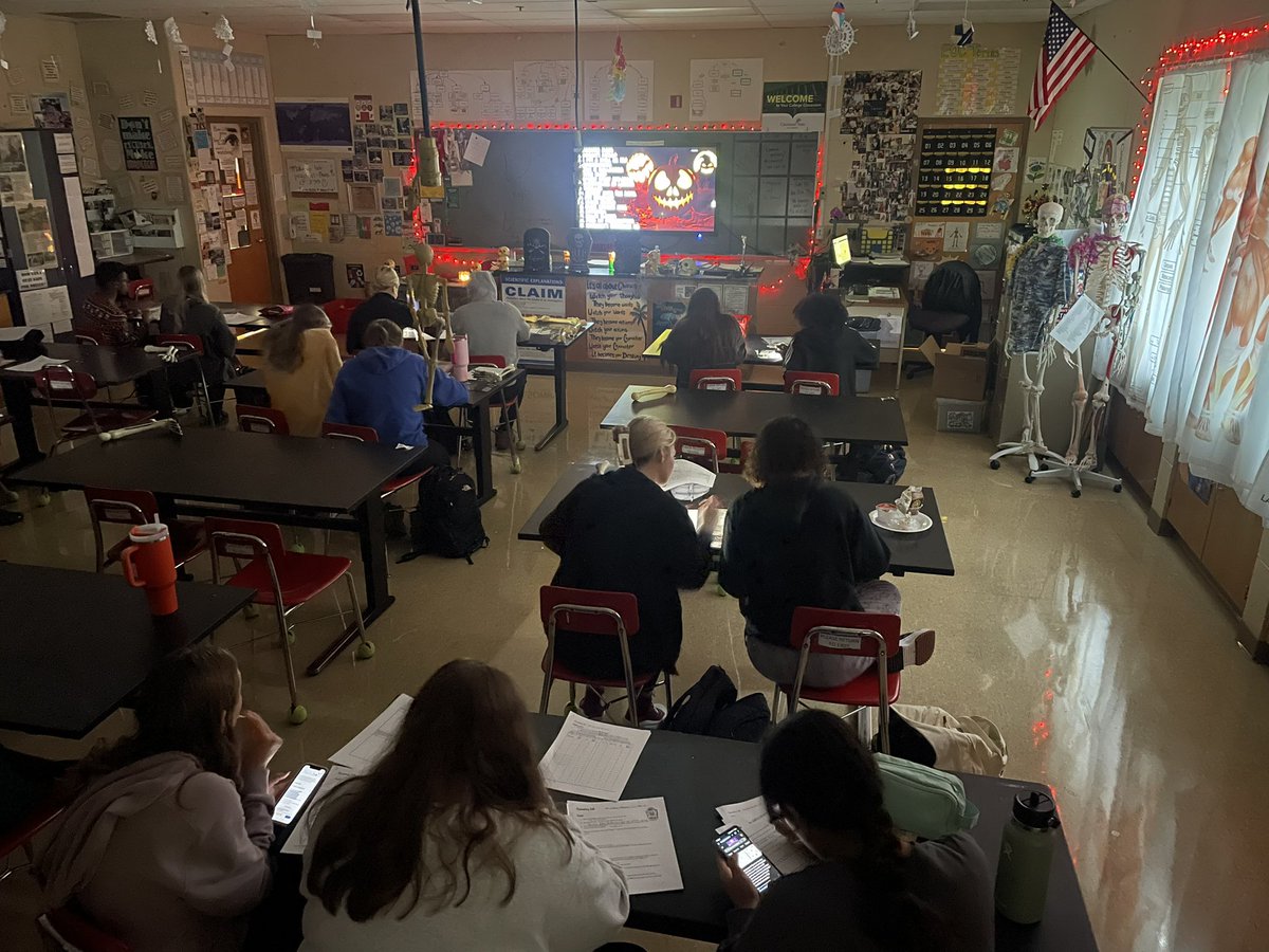 MrsCarroll25's tweet photo. Halloween fun! Cemetery Lab looking at pre and post 1900 birth year survivorship rates in AP Enviro and the wound lab looking at skin layers and anatomical terminology in AS A&amp;P! https://t.co/56kYgtSooq
