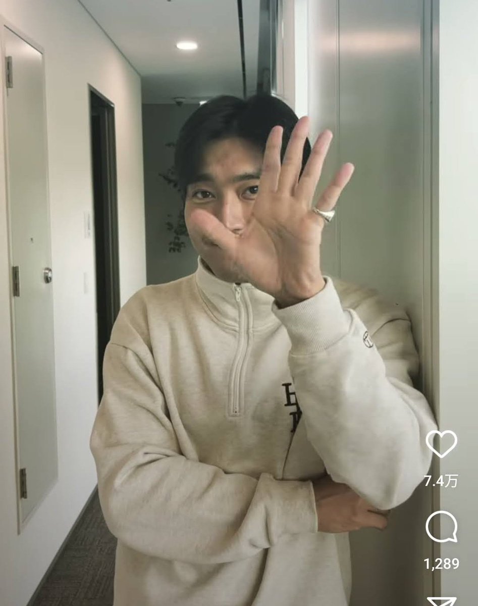 おはようございます☀
この時期にしては暖かい〜😊
昨日も半袖の小学生見たなー👀(うちの子も半袖着せてたの思い出した🤣)
有り難いけど夜との温度差ありすぎて服装に困る〜💧
今日も汗ばむ陽気になりそう…体調に気を付けなきゃだね💪
皆さん良い1日を🩵
#SIWON
#SUPERJUNIOR