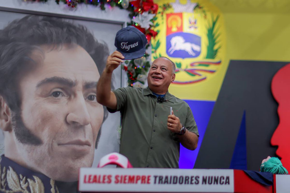 #YoVotoCincoVeceSí Desde la tierra del Samán de Güere estamos presentes en el programa 453 de <a href="/ConElMazoDando/">Con el Mazo Dando</a> mi capitán <a href="/dcabellor/">Diosdado Cabello R</a>. El pueblo de Santiago Mariño le envía un saludo solidario y revolucionario. ¡Vamos por el camino de Chávez!