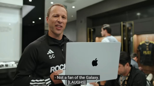 TMIHARINI's tweet photo. Setelah iklan Samsung yang menunjukkan Son Heungmin blender buah apel.

Apple juga merilis iklan yang menunjukan pelatih bola yang merespon dosen astrofisika bahwa dia bukan fans dari Galaxy

Persaingan antara 2 kompetitor brand ini semakin menarik. https://t.co/Jigb2EG6qj