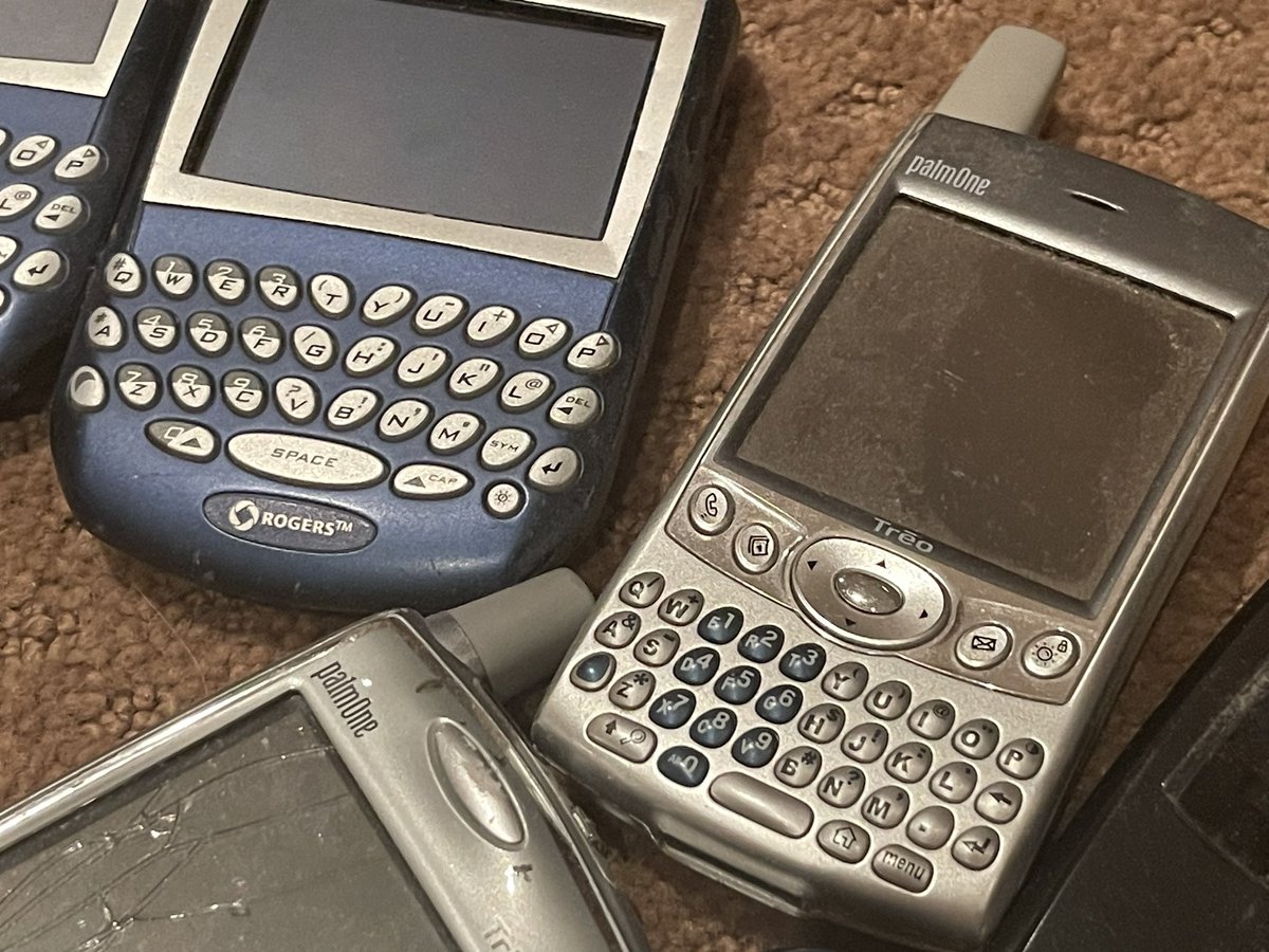 MarksGonePublic's tweet image. My wife has me confronting my tech hoarding issues. I am thinking of going back to a flip phone lol 😂 I am having a hard time chucking out these pre camera cell phones. 📸📱📵#PalmOne #Blackberry #Treo #Motorola #GoProHero3 #BurnerPhones