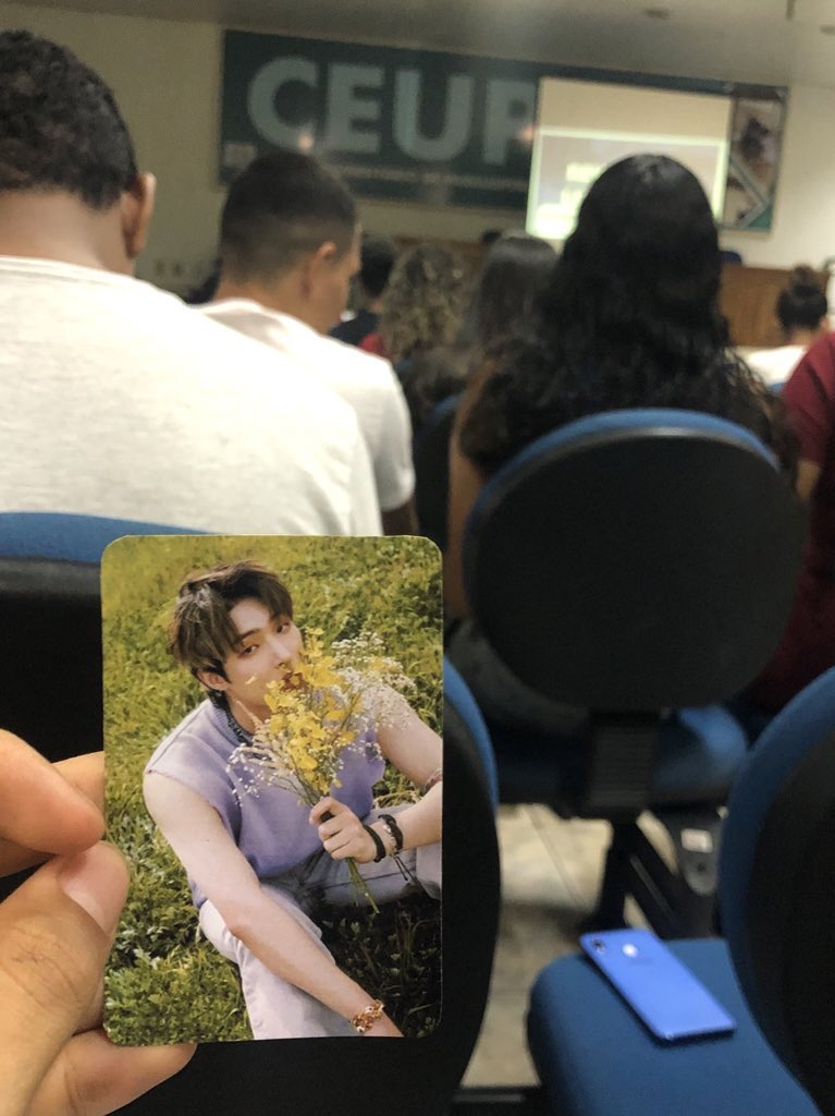 jaejae_18's tweet photo. hoje eu tava no cursinho com meu photocard do mingi na mão e uma moça atrás de mim falou “olha um bts” https://t.co/49JRifWwD8