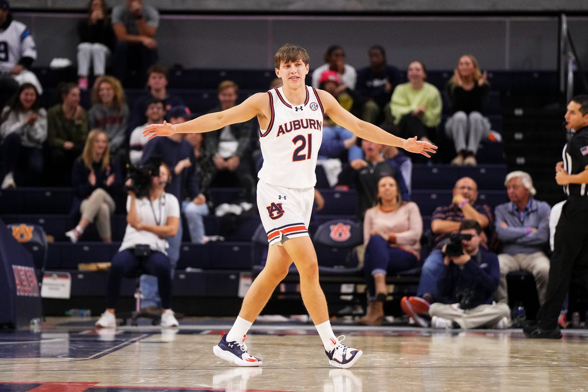 First Auburn basket and he did THIS‼️