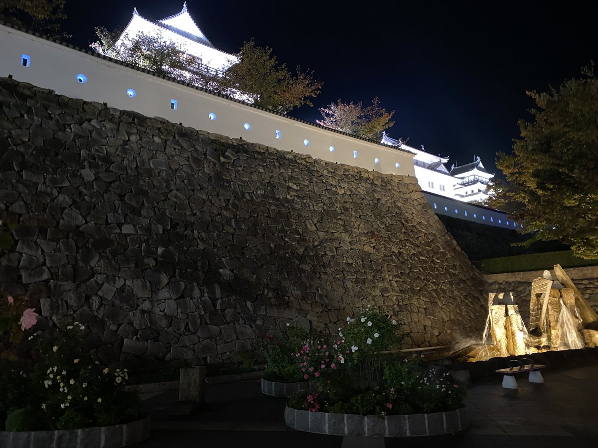 BichuBingoDenim's tweet image. 【福山城狭間もデニムカラーに！？】
デニム着用月間に併せて，福山城本丸・二之丸土塀の狭間をデニムカラー（藍色）にライトアップしています！ぜひご覧ください。
期間：２０２３年（令和５年）１１月１日（水）～１１月８日（水）
※日没から２４時まで

#福山はデニムの産地
#11月1日はいい藍の日