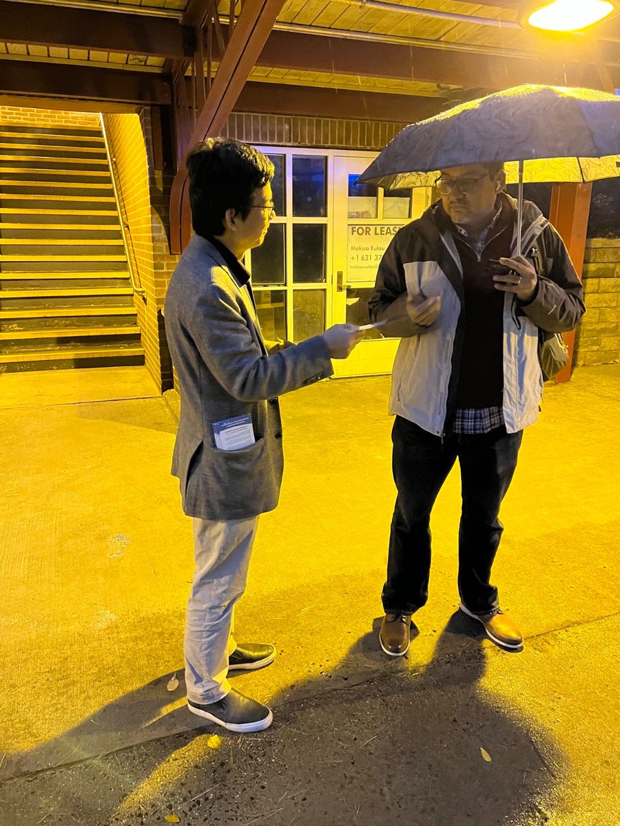 TeamWeihuaYan's tweet photo. Going strong since 6am!

I am happy to meet residents in Great Neck train station yesterday and Manhasset train staton today. https://t.co/q0B5HfuORo